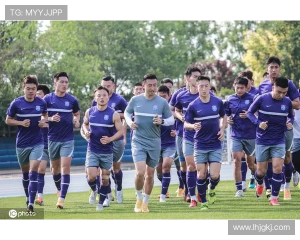 深圳足球队在联赛中的经验积累与表现分析