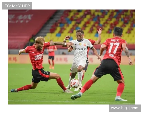 上海海港迎战成都蓉城，争夺中超关键三分展开激烈对决